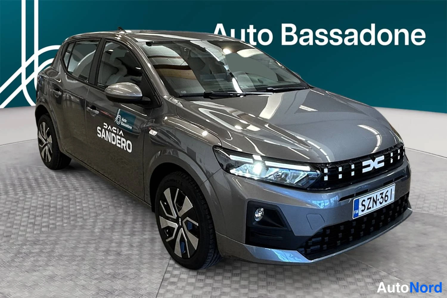 Harmaa Dacia Sandero 2026, etuviisto, keula oikealle, kuva 2