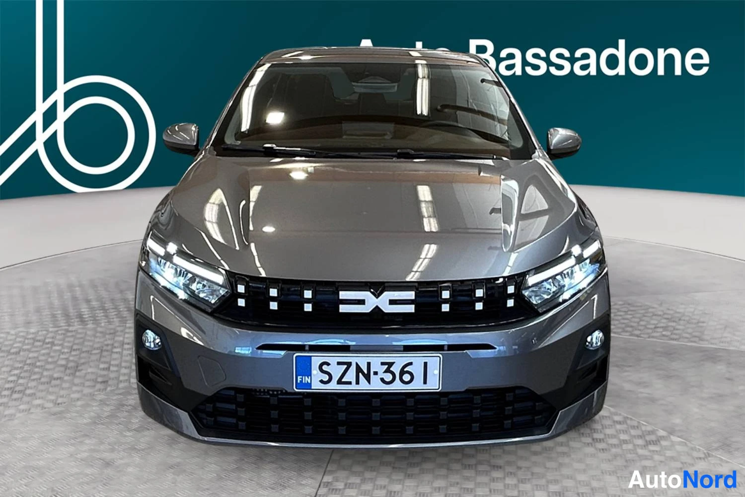 Harmaa Dacia Sandero 2026, edestä, kuva 3