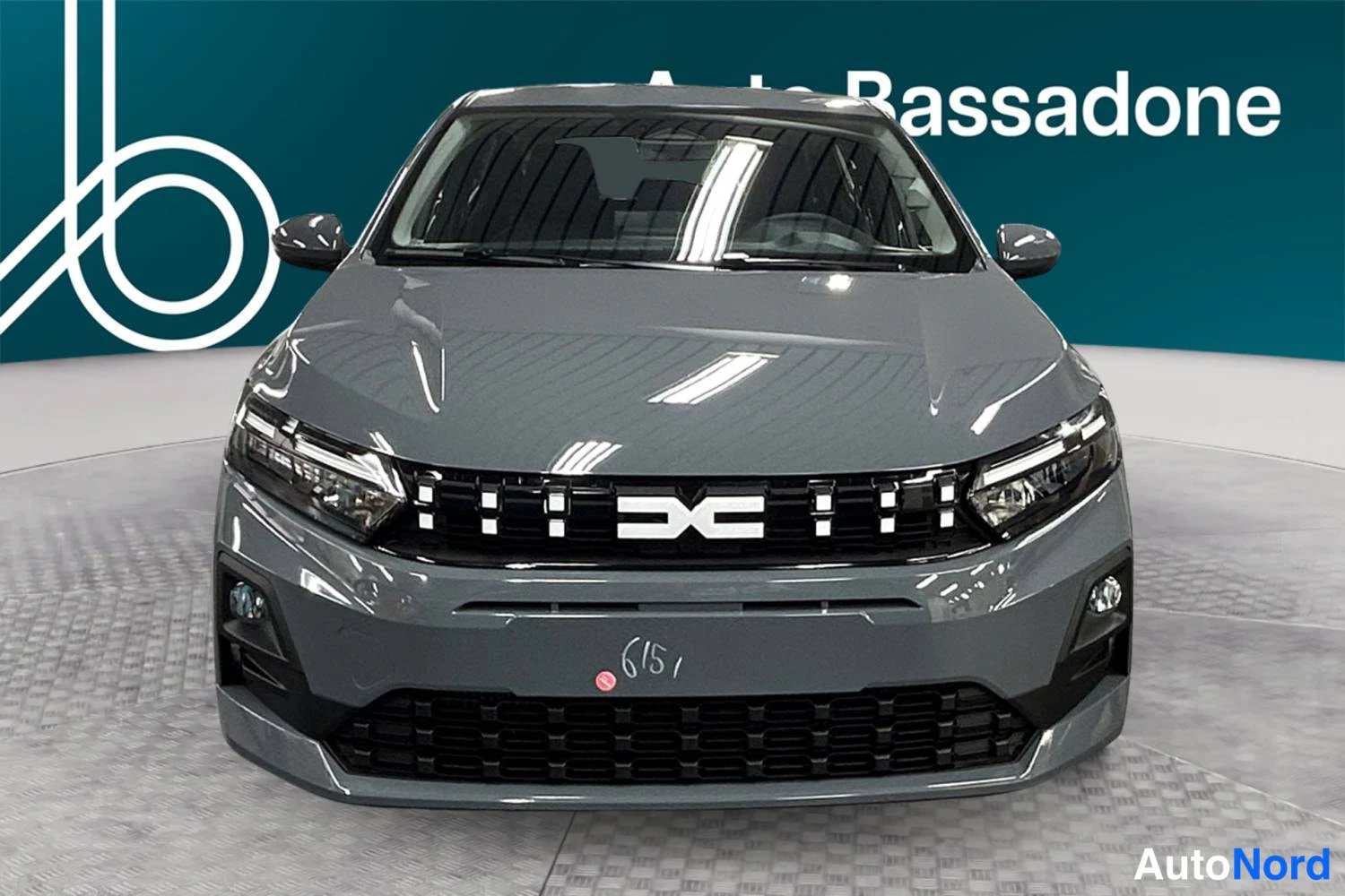 Harmaa Dacia Sandero 2026, edestä, kuva 3