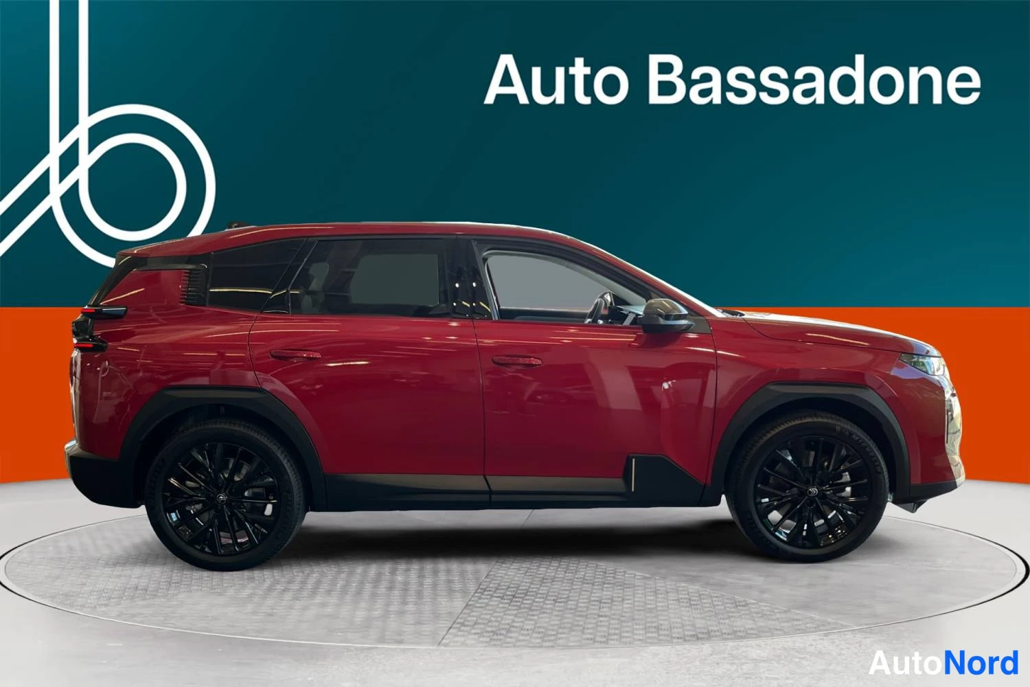 Punainen Citroen c5 aircross 2026, etuviisto, keula oikealle, kuva 3