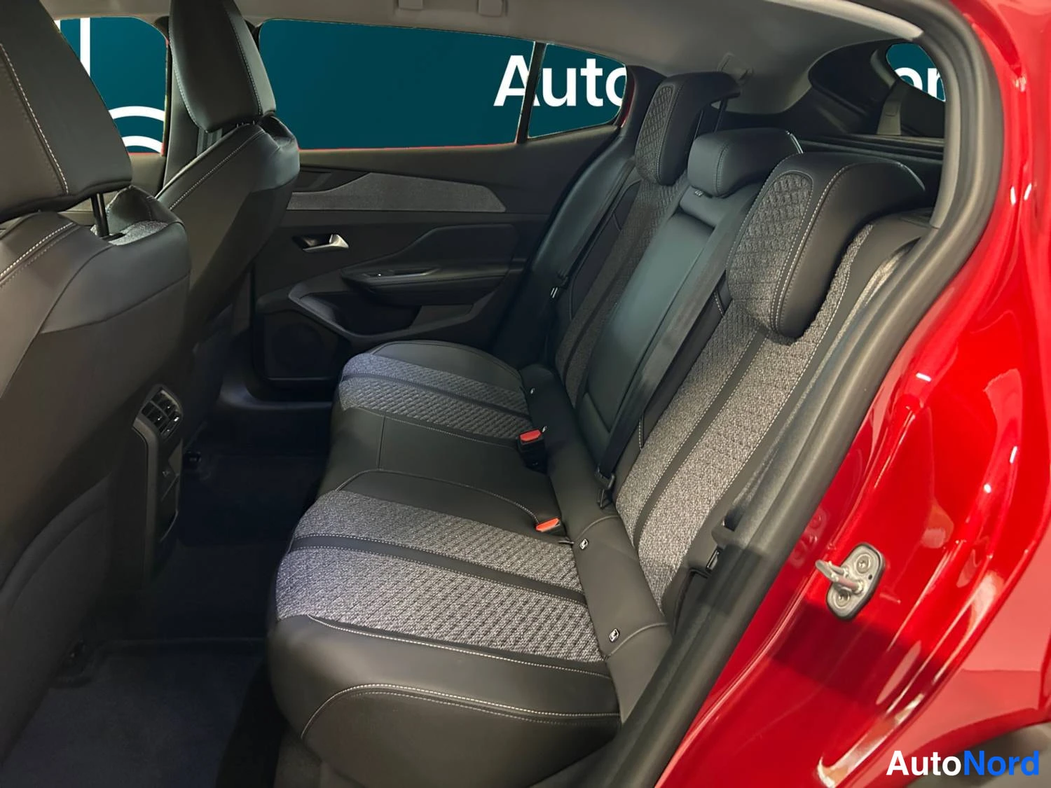 Punainen Peugeot 408 2026, kuva 11