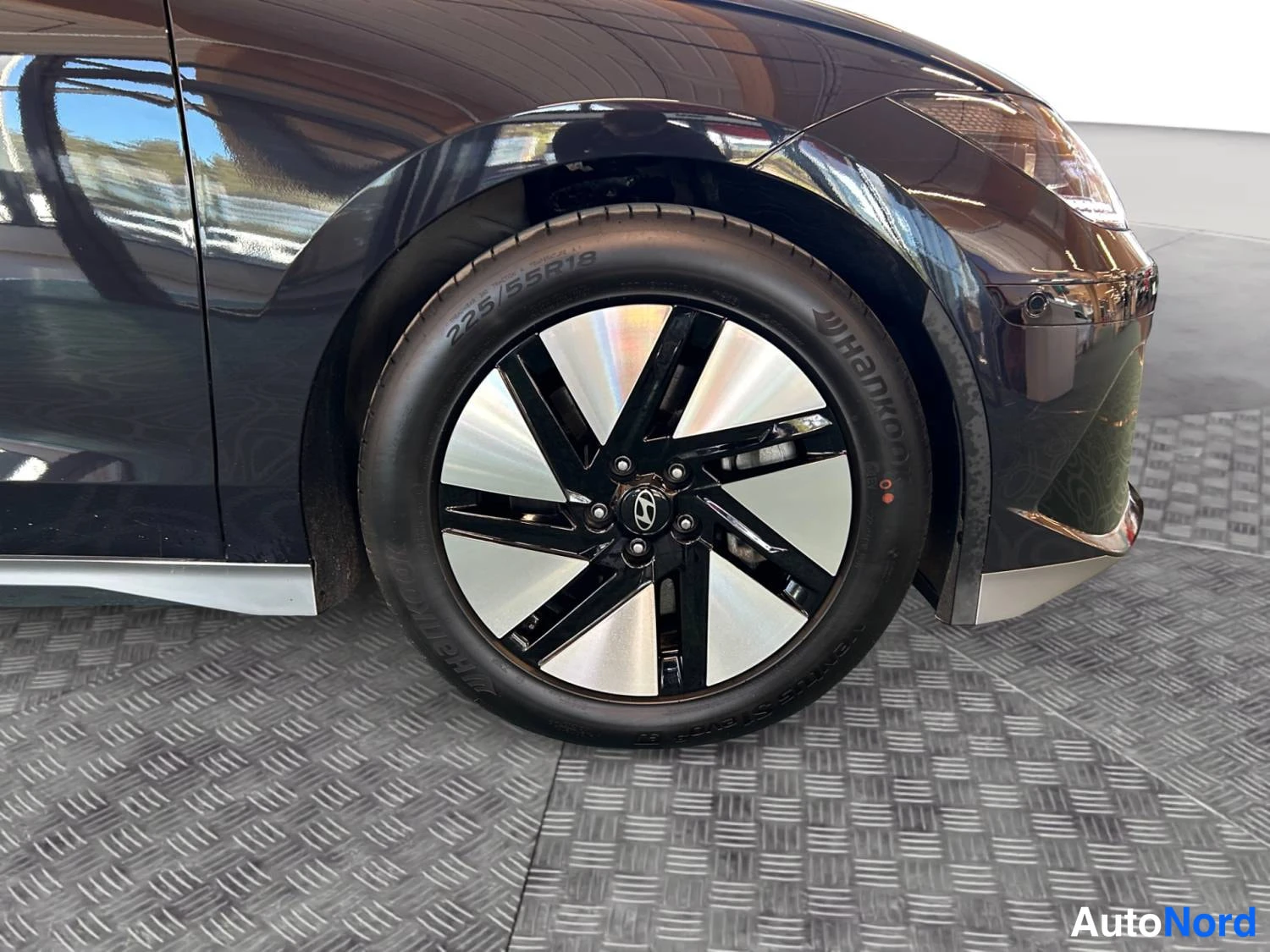 Musta Hyundai Ioniq 6 2025, etuviisto, keula oikealle, kuva 4