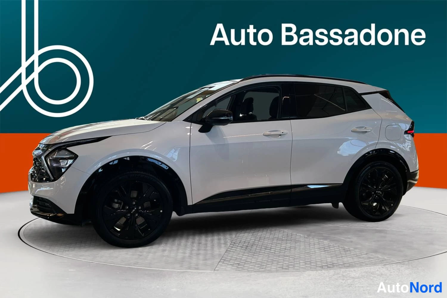 Valkoinen Kia Sportage 2024, etuviisto, keula vasemmalle, kuva 2