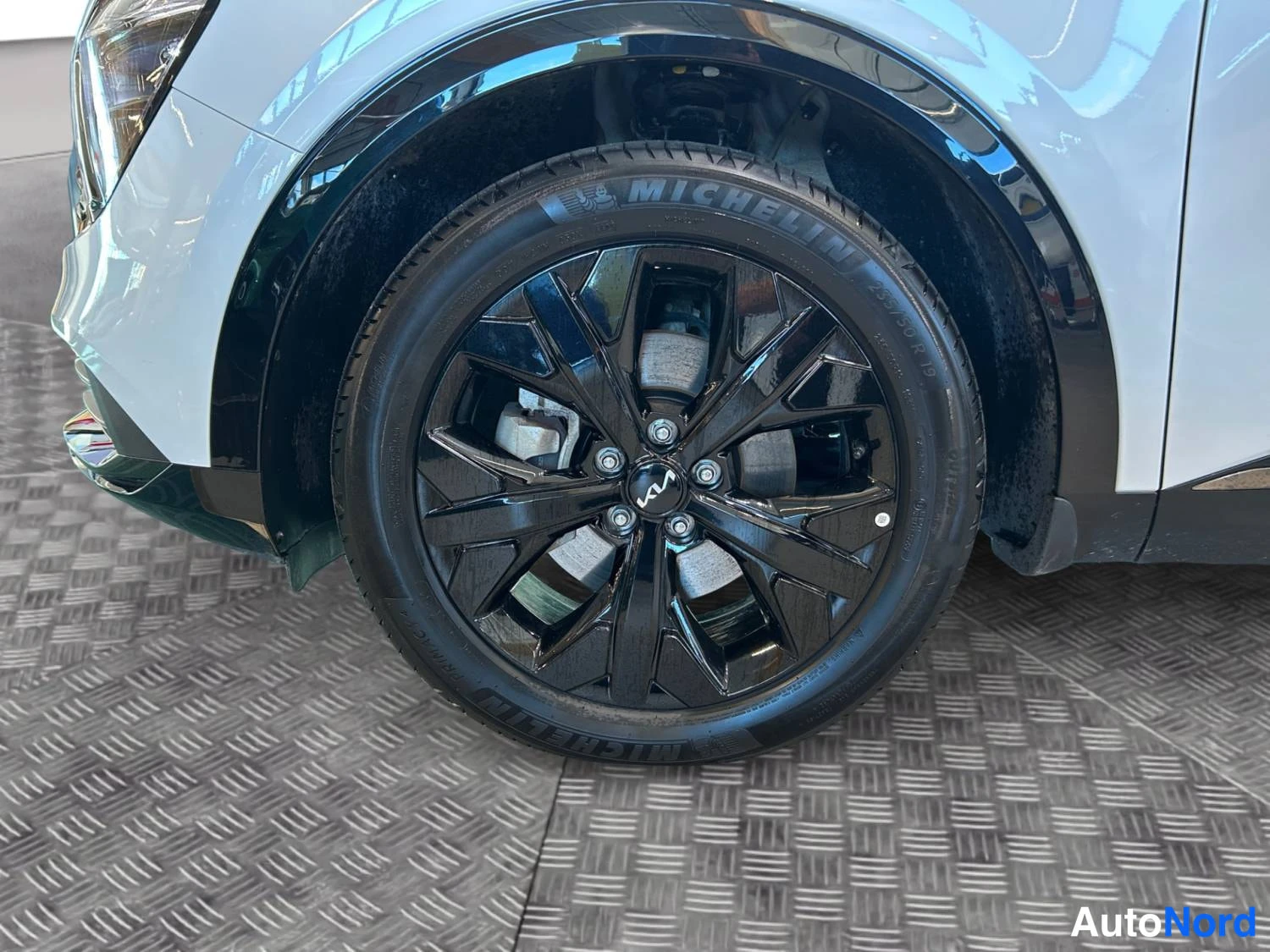 Valkoinen Kia Sportage 2024, etuviisto, keula vasemmalle, kuva 3