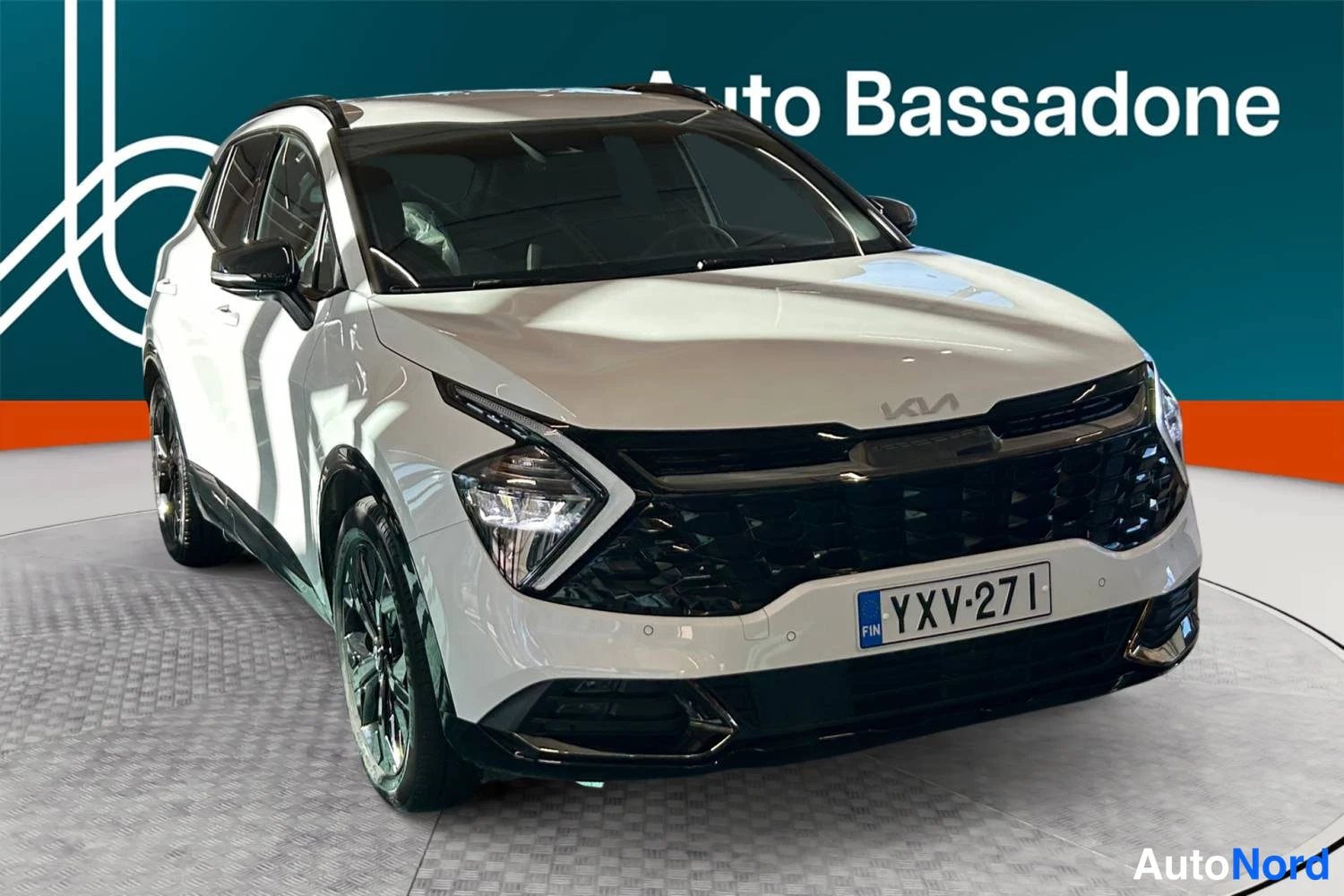 Valkoinen Kia Sportage 2024, etuviisto, keula oikealle, kuva 4