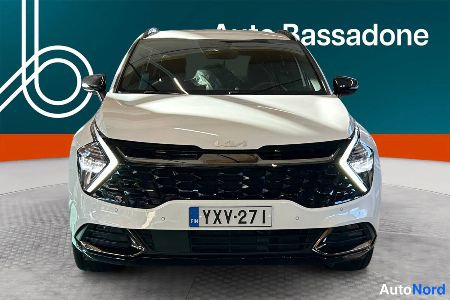 Valkoinen Kia Sportage 2024, edestä, kuva 5