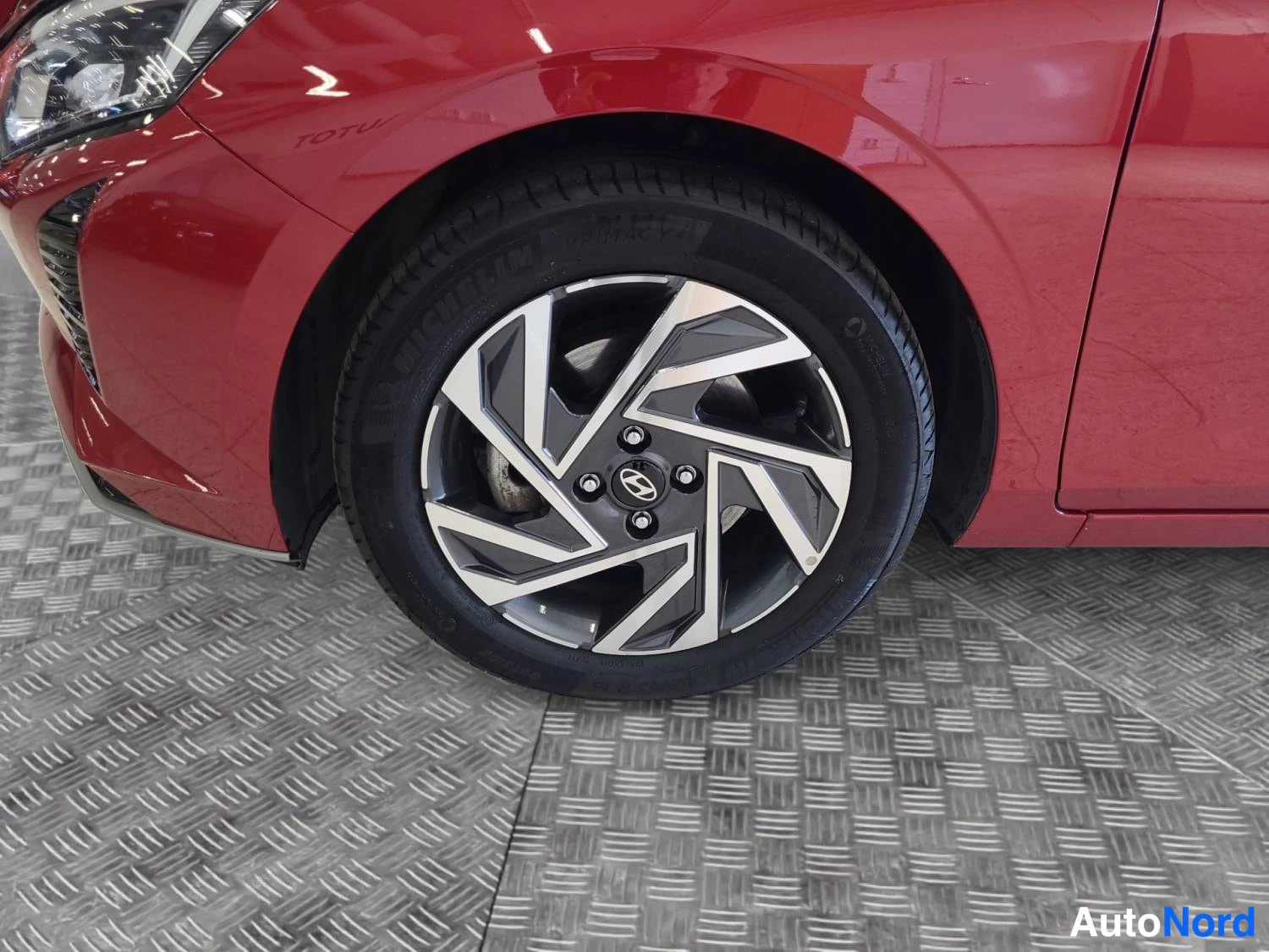 Red Hyundai I20 2024, front three-quarter, nose to the left, photo 2