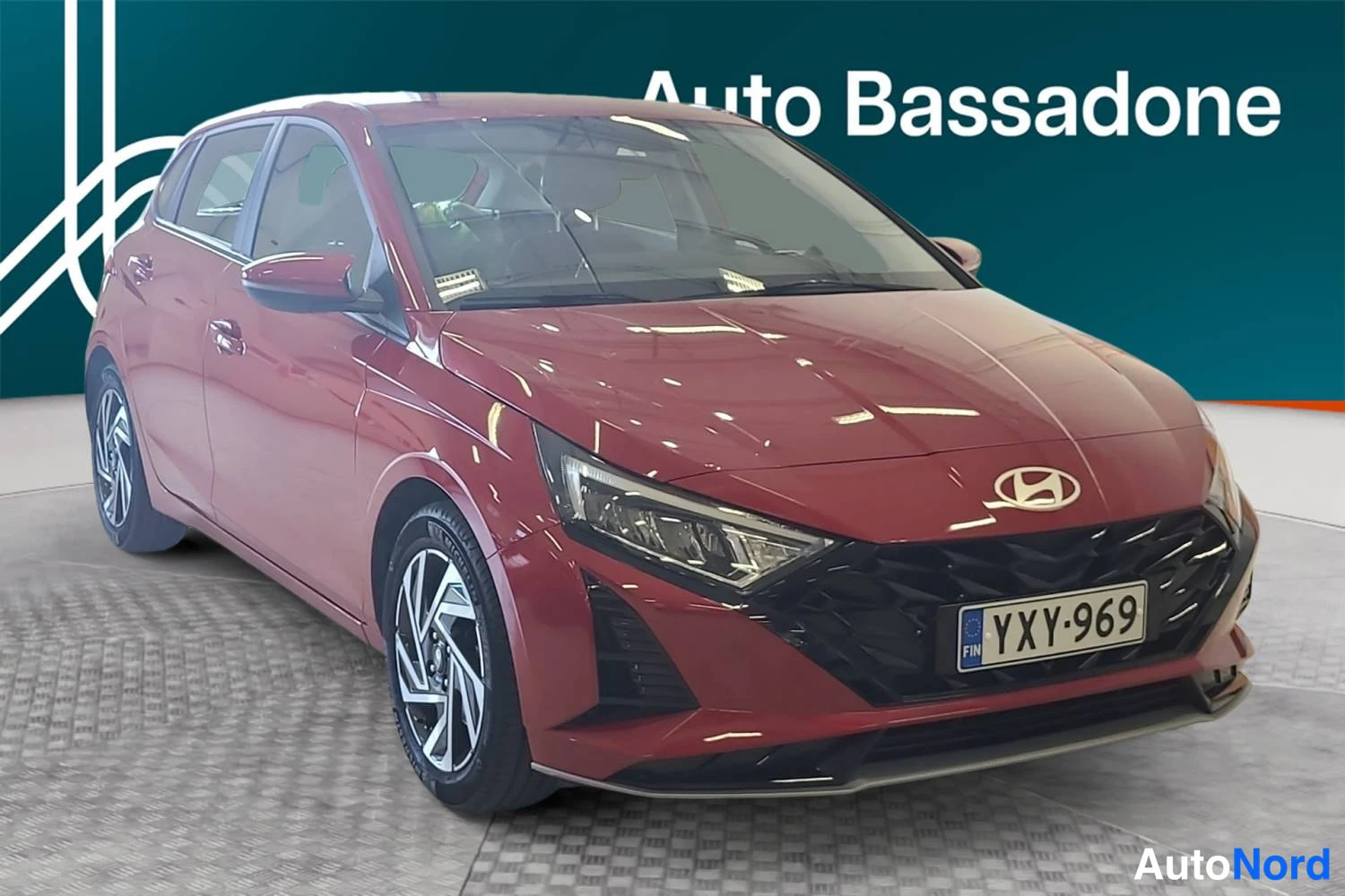 Red Hyundai I20 2024, front three-quarter, nose to the right, photo 3