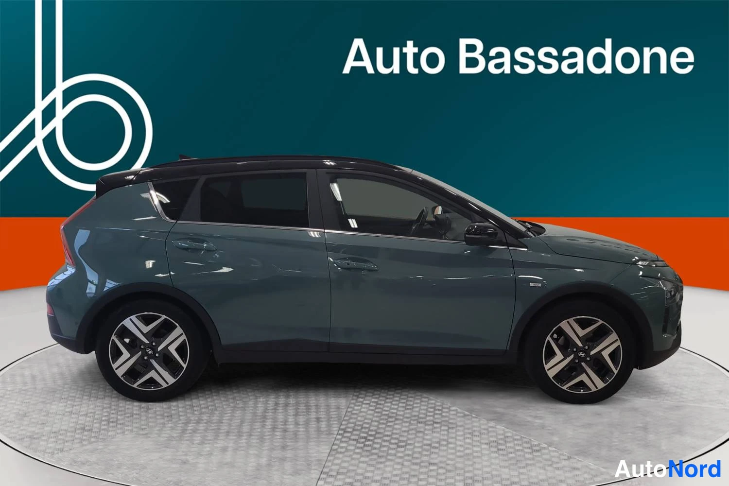 Harmaa Hyundai Bayon 2021, sivulta, kuva 4