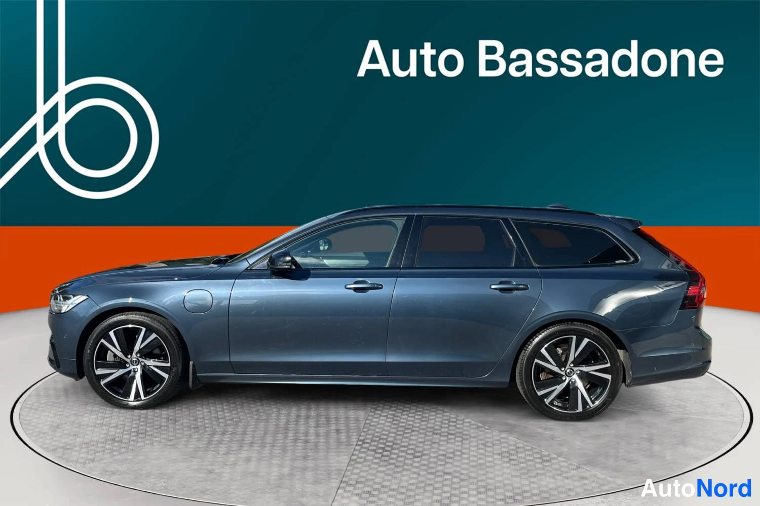 Sininen Volvo V90 2022, sivulta, kuva 5