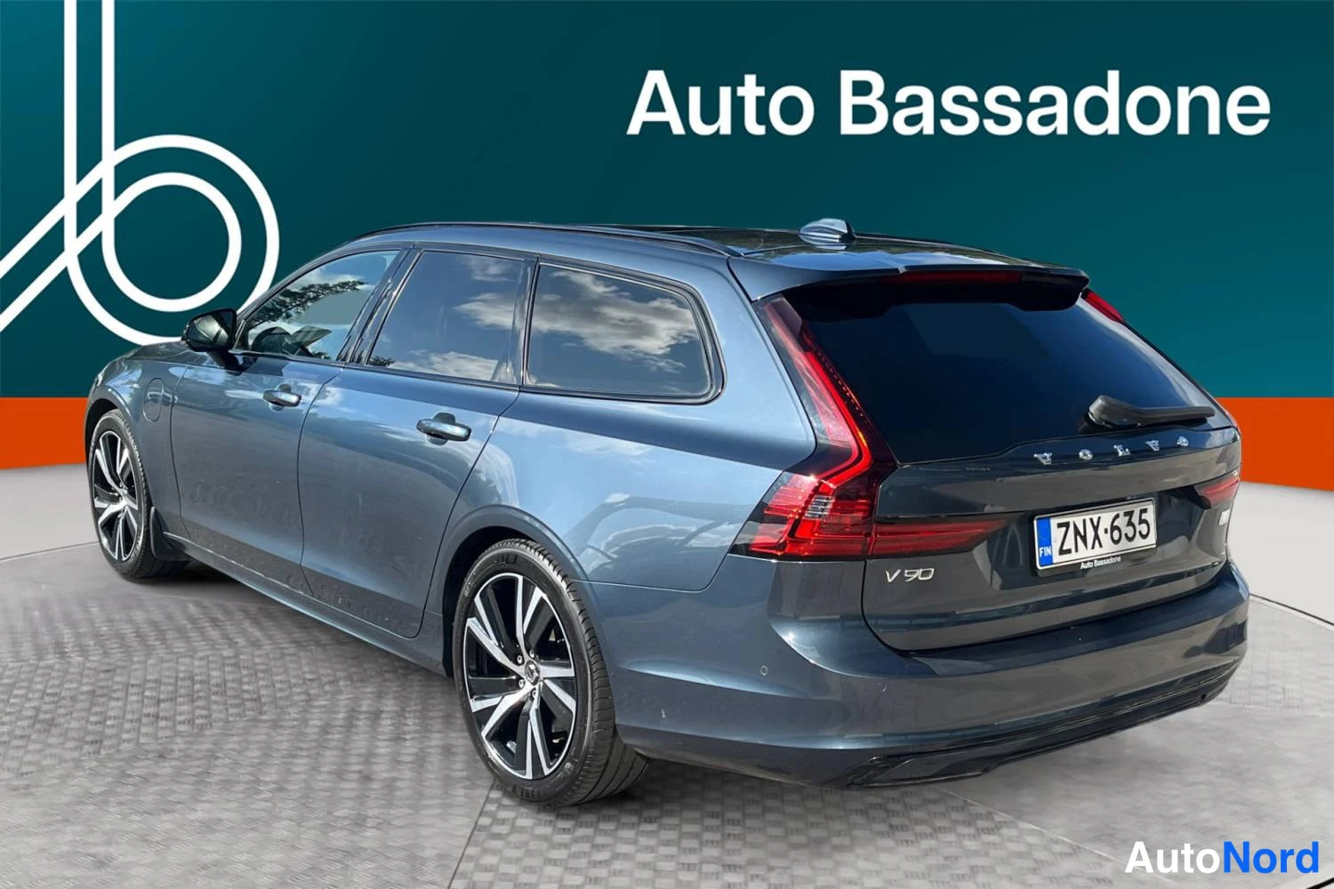 Sininen Volvo V90 2022, takaviisto, kuva 6