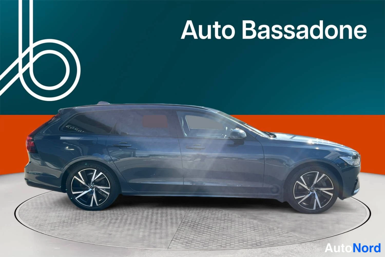 Sininen Volvo V90 2022, etuviisto, keula oikealle, kuva 3