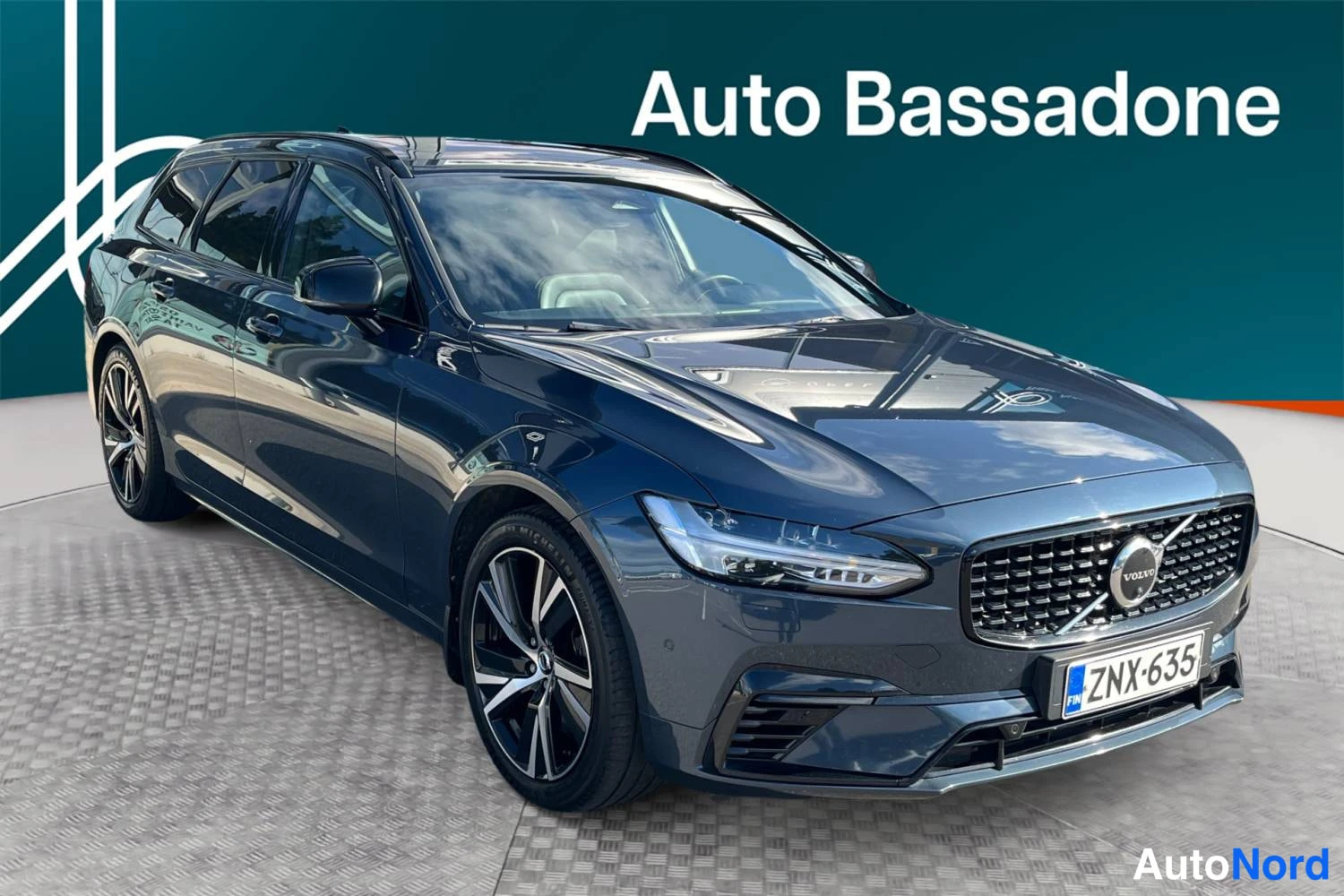 Sininen Volvo V90 2022, etuviisto, keula oikealle, kuva 2