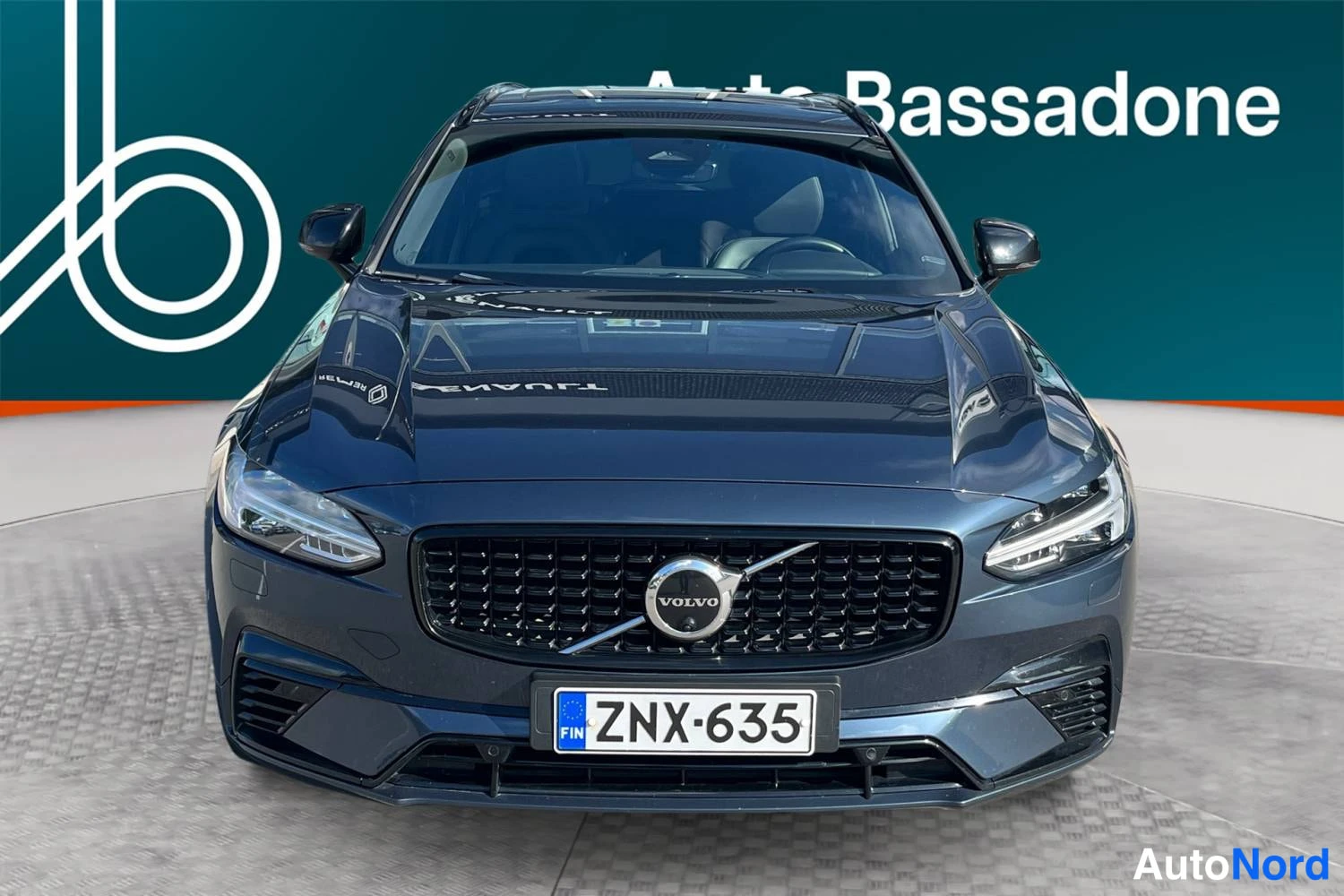 Sininen Volvo V90 2022, edestä, kuva 4