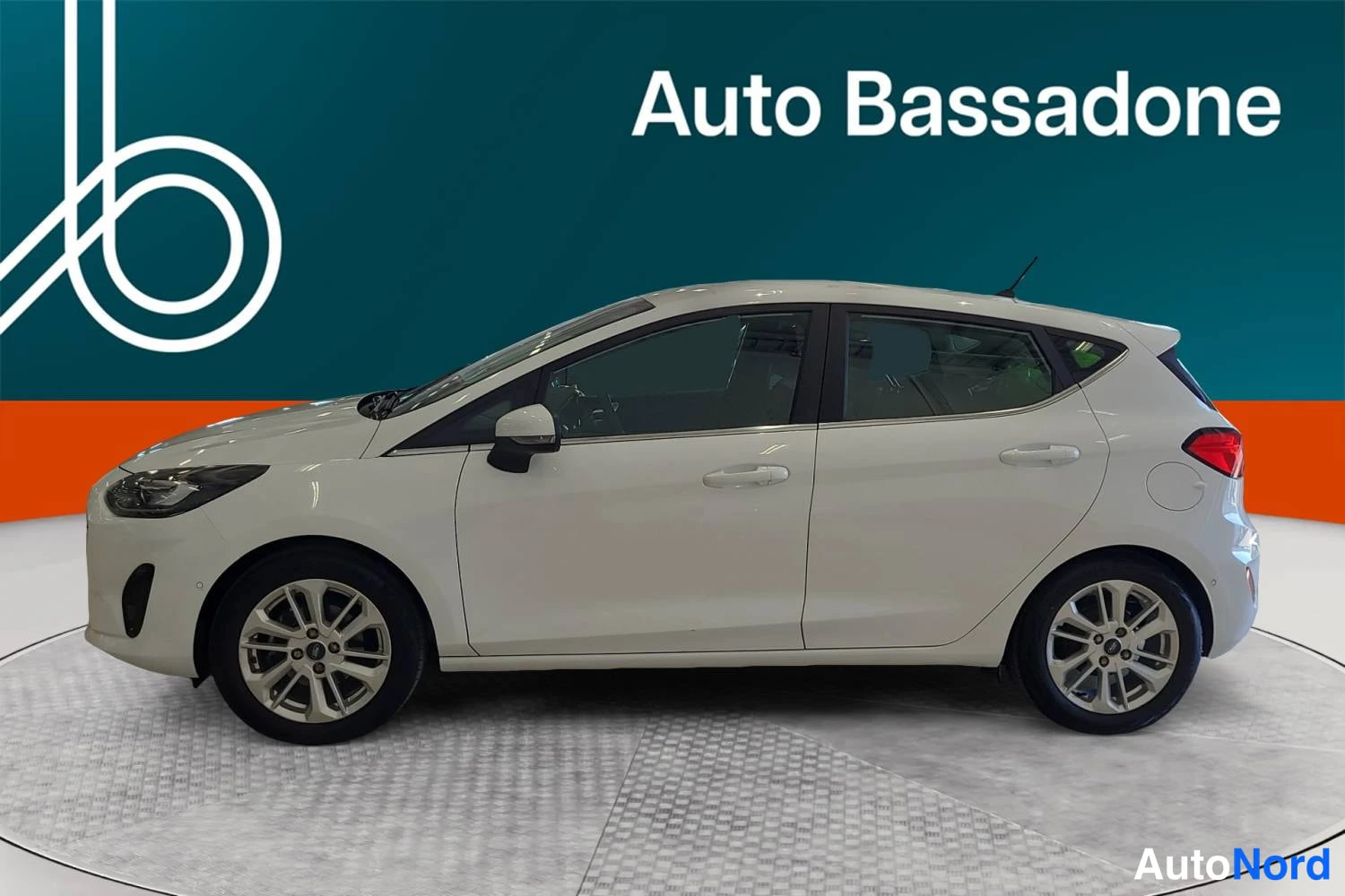 Valkoinen Ford Fiesta 2022, etuviisto, keula vasemmalle, kuva 2