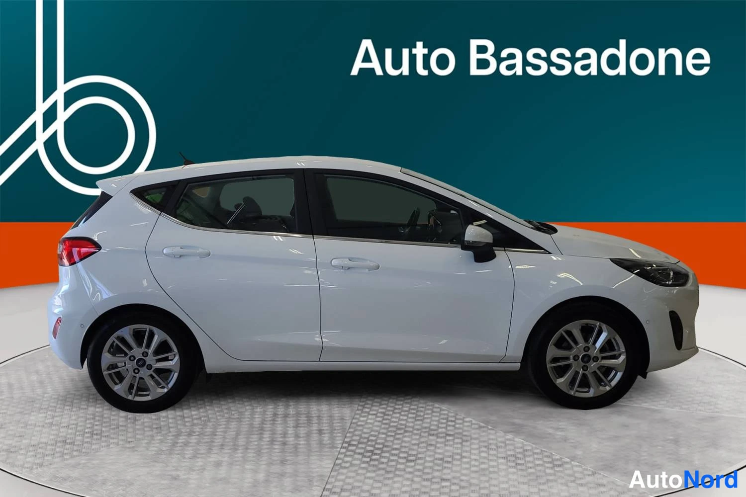 Valkoinen Ford Fiesta 2022, sivulta, kuva 5