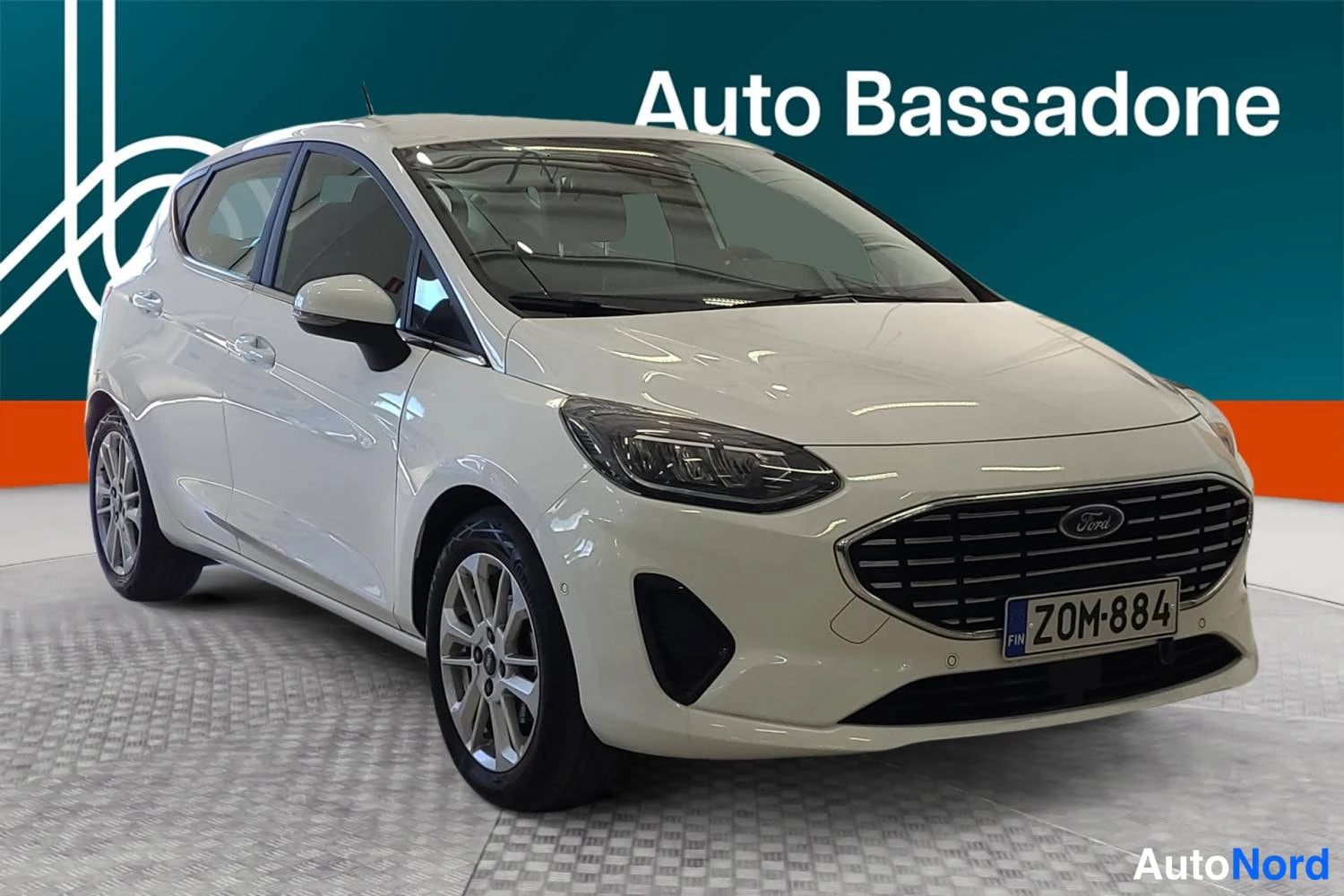 Valkoinen Ford Fiesta 2022, etuviisto, keula oikealle, kuva 3