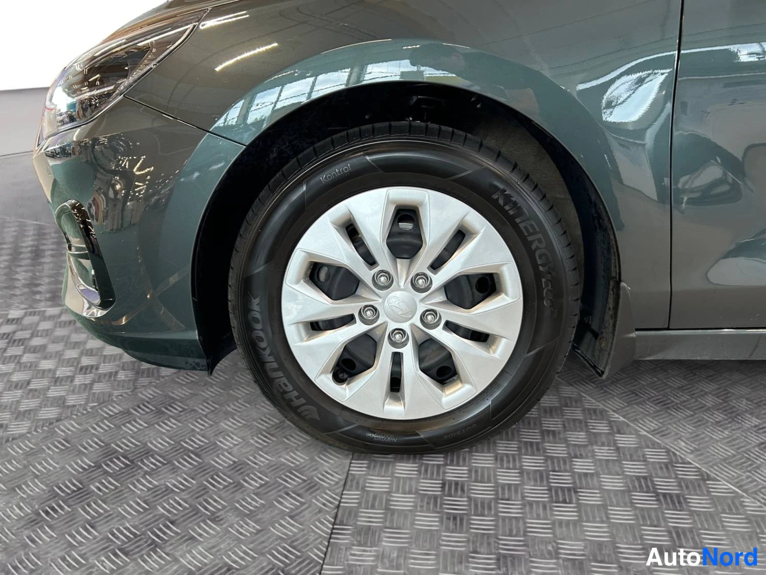 Harmaa Hyundai I30 2025, etuviisto, keula vasemmalle, kuva 2