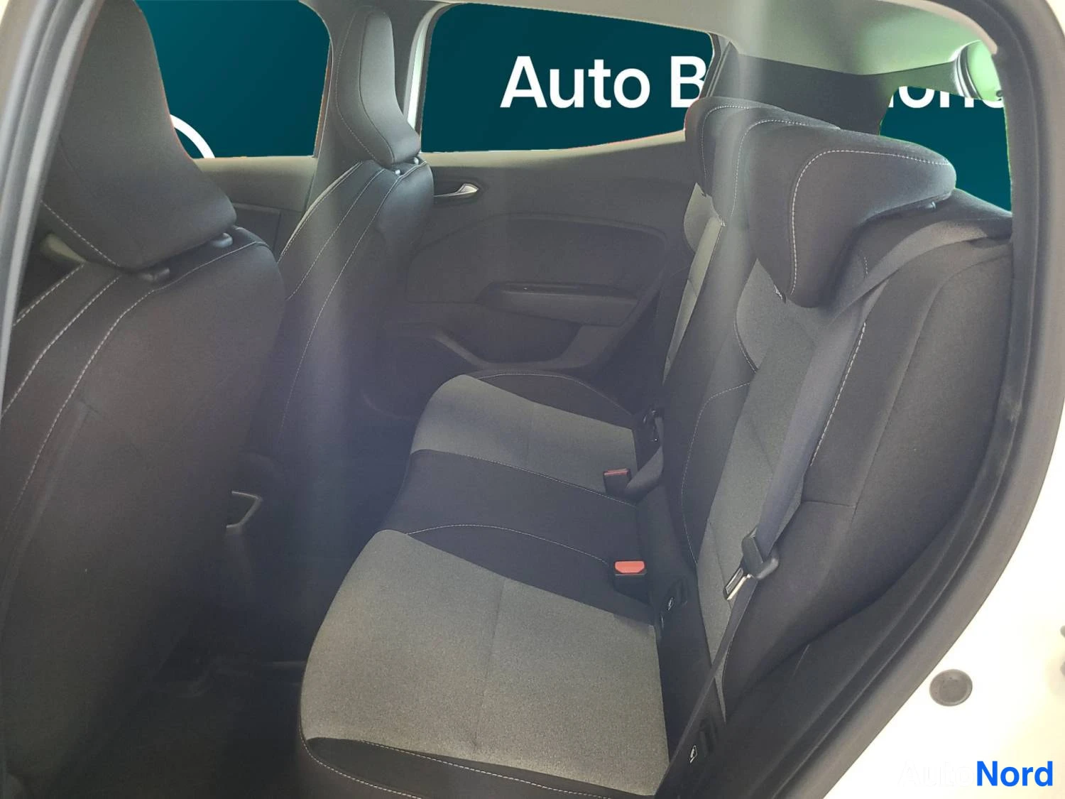 Valkoinen Renault Clio 2025, kuva 23