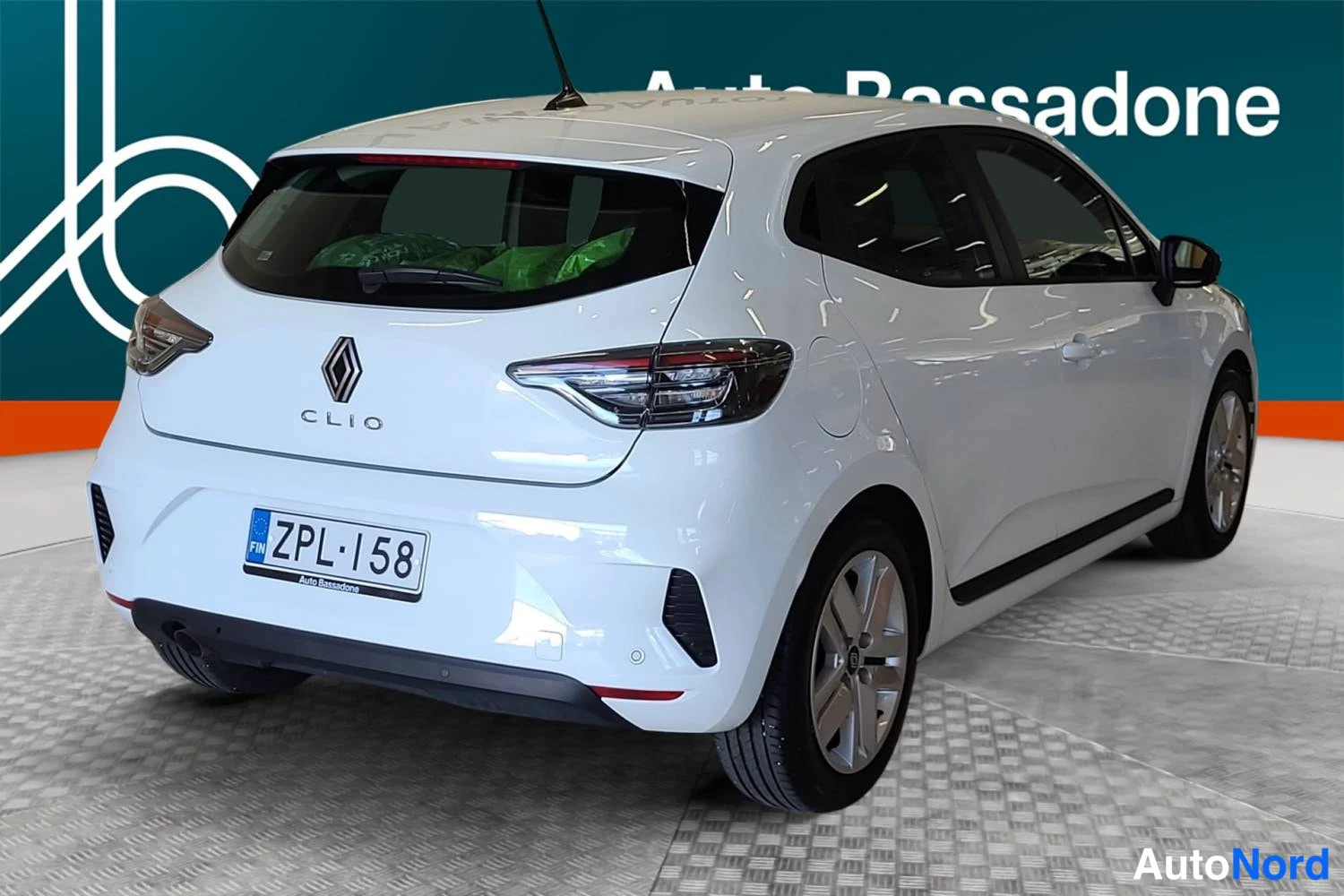 Valkoinen Renault Clio 2025, takaviisto, kuva 6