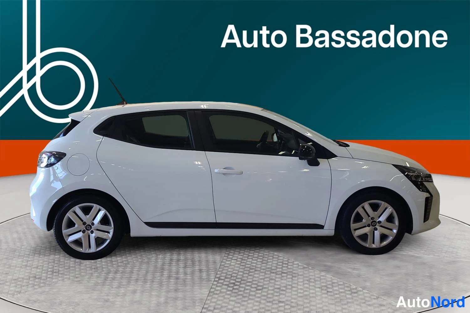 Valkoinen Renault Clio 2025, sivulta, kuva 4
