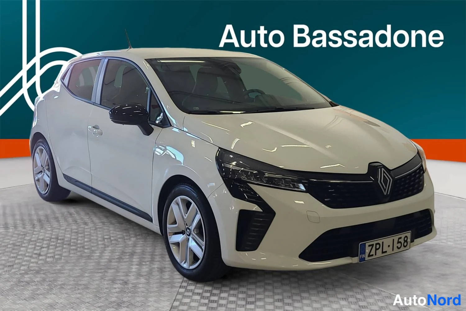 Valkoinen Renault Clio 2025, etuviisto, keula oikealle, kuva 2