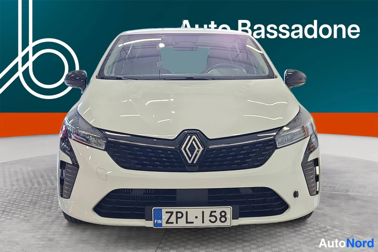 Valkoinen Renault Clio 2025, edestä, kuva 3