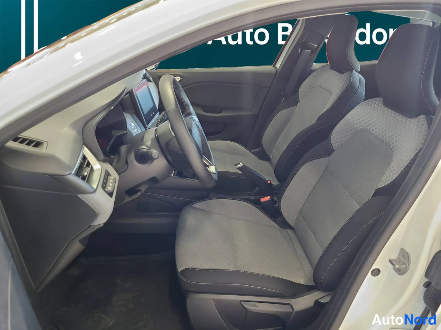 Valkoinen Renault Clio 2025, kuva 8