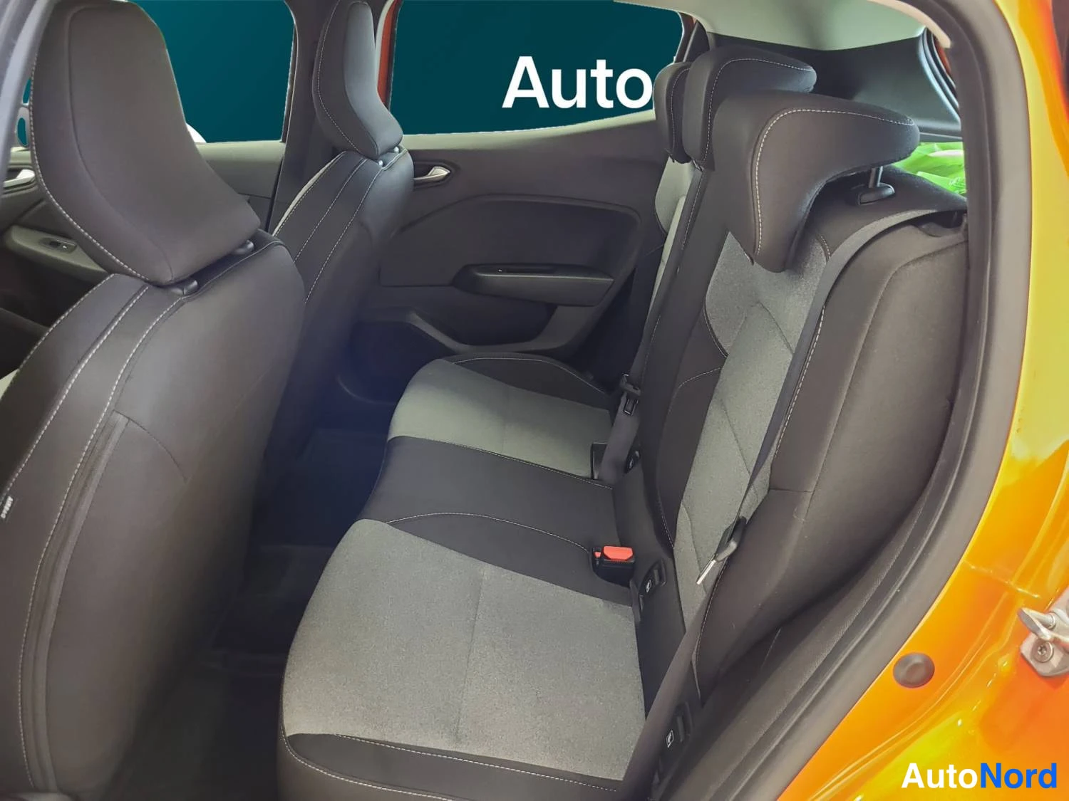 Oranssi Renault Clio 2025, kuva 12