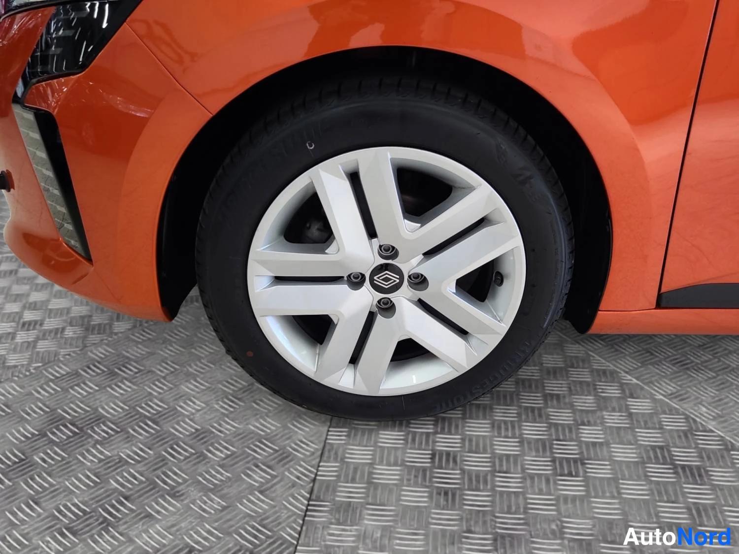 Oranssi Renault Clio 2025, kuva 13