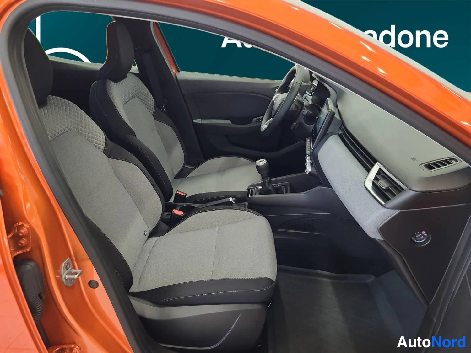 Oranssi Renault Clio 2025, kuva 14