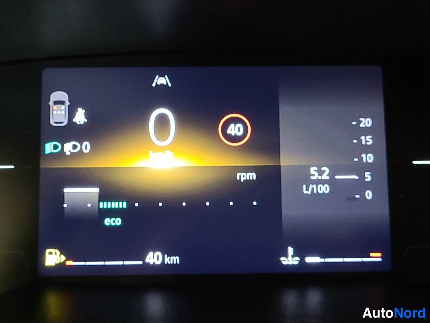 Oranssi Renault Clio 2025, kuva 24