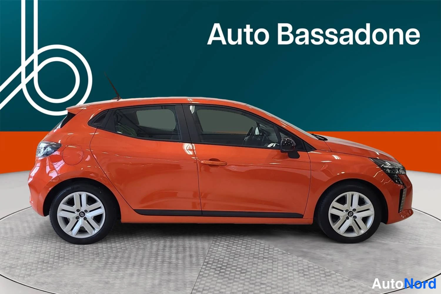 Oranssi Renault Clio 2025, sivulta, kuva 4