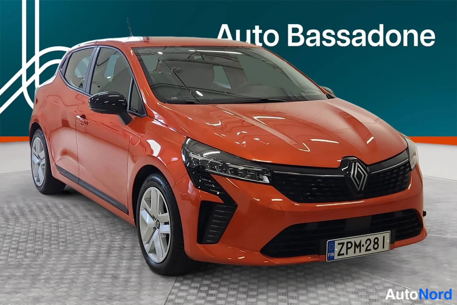 Oranssi Renault Clio 2025, etuviisto, keula oikealle, kuva 2