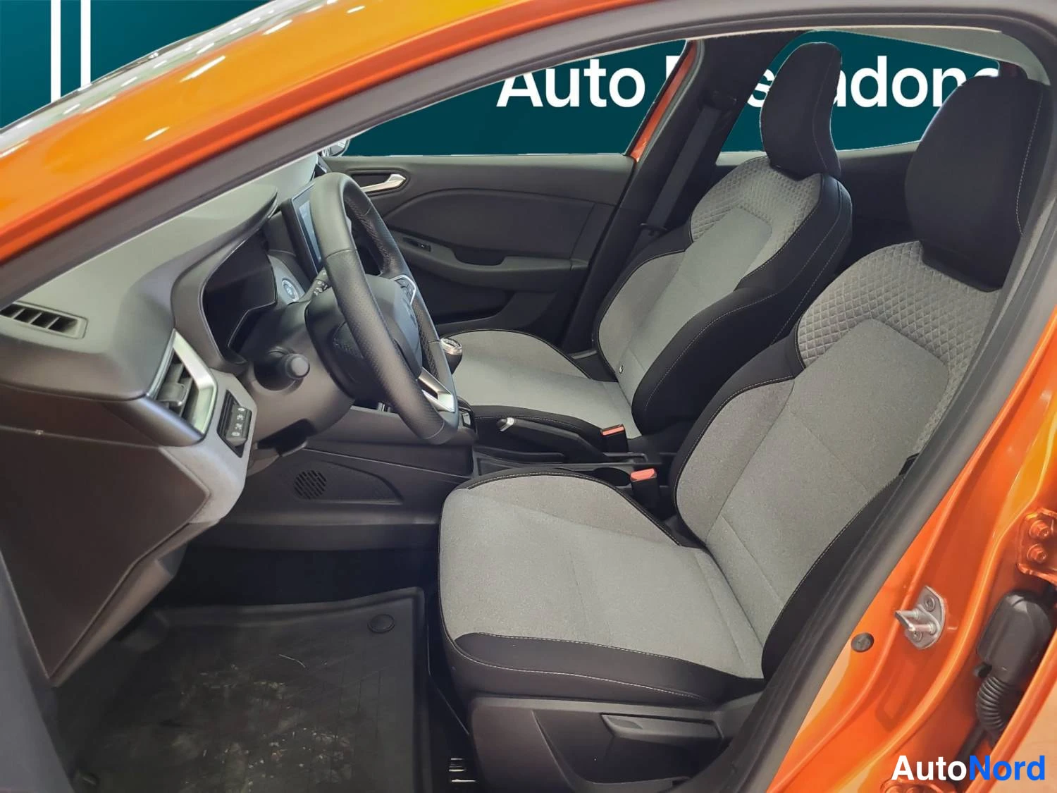 Oranssi Renault Clio 2025, kuva 22