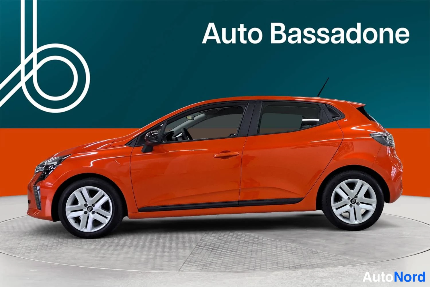 Oranssi Renault Clio 2025, sivulta, kuva 4
