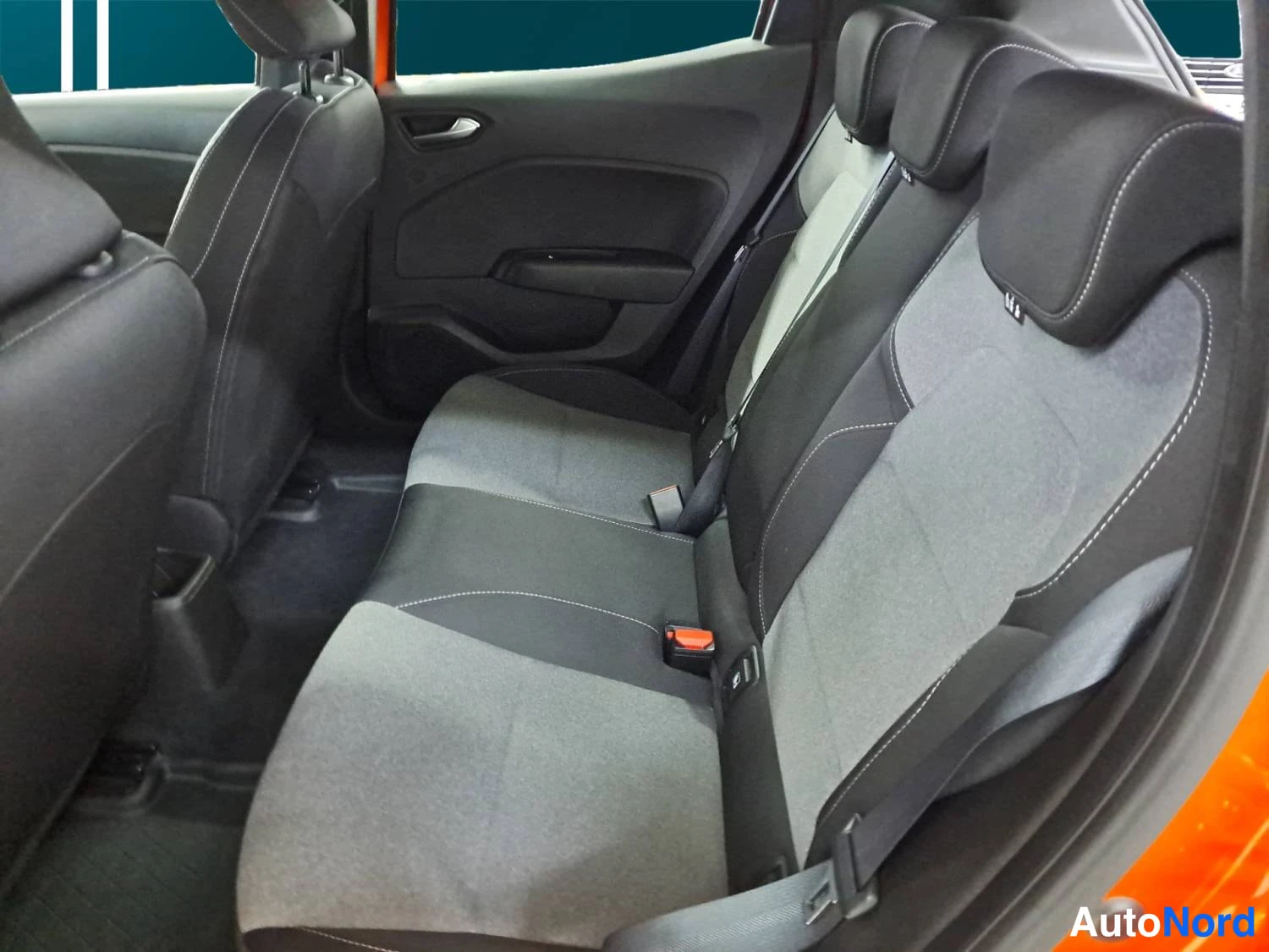 Oranssi Renault Clio 2025, kuva 21