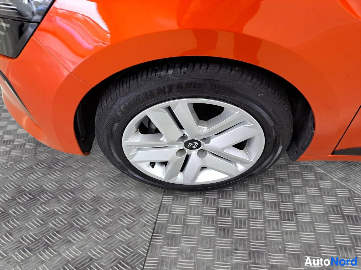 Oranssi Renault Clio 2025, kuva 12