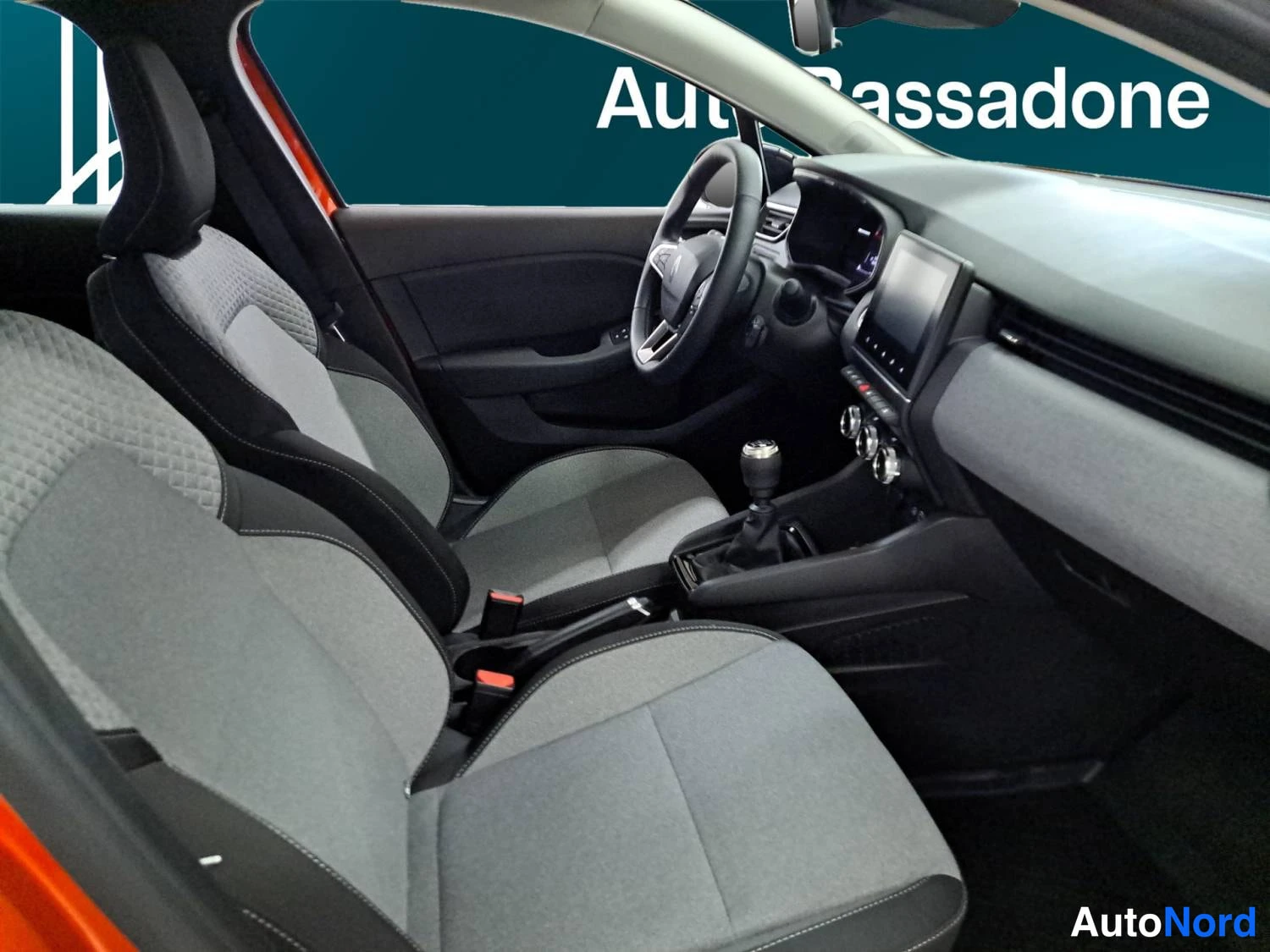 Oranssi Renault Clio 2025, kuva 22