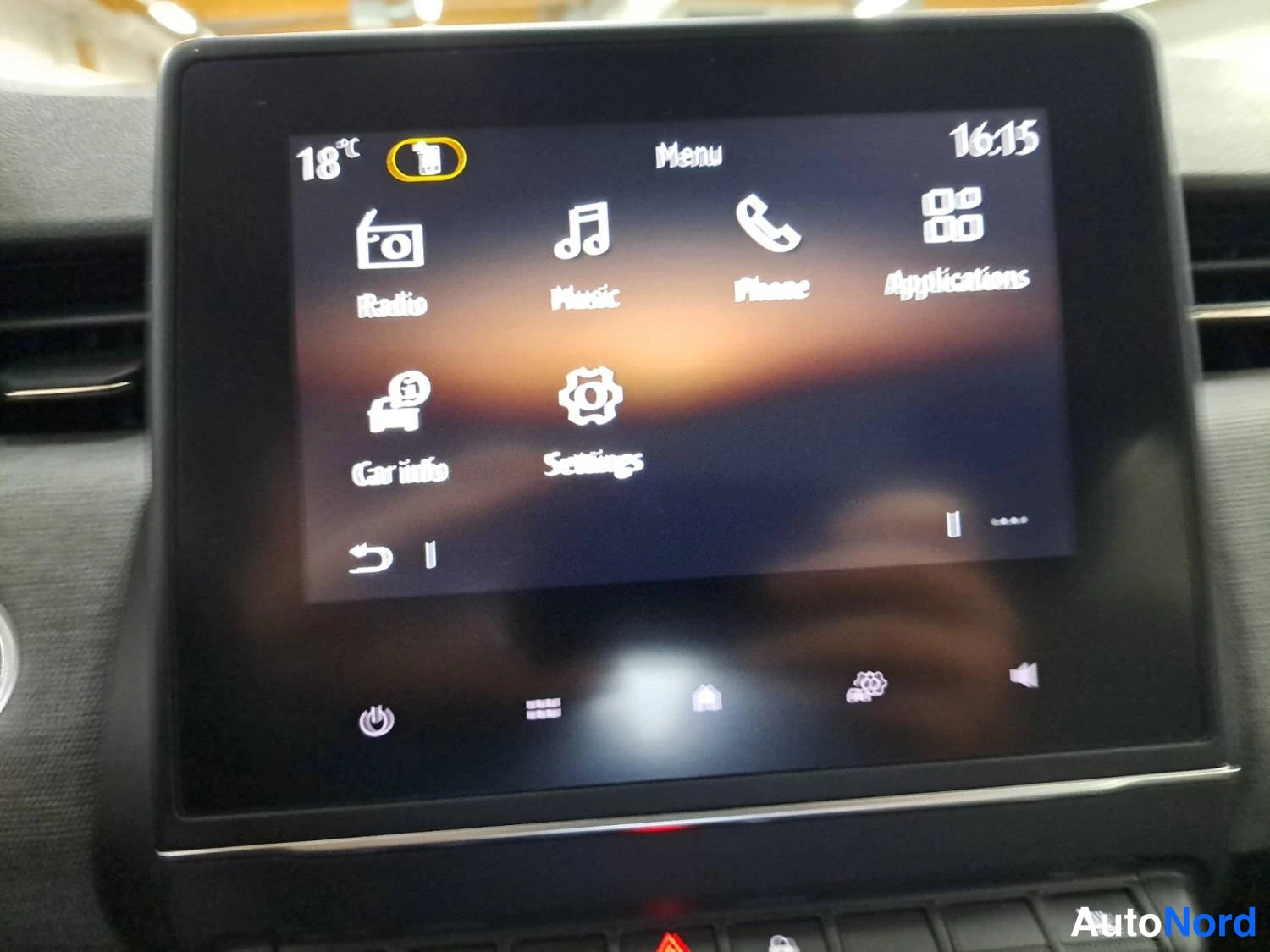 Oranssi Renault Clio 2025, kuva 16