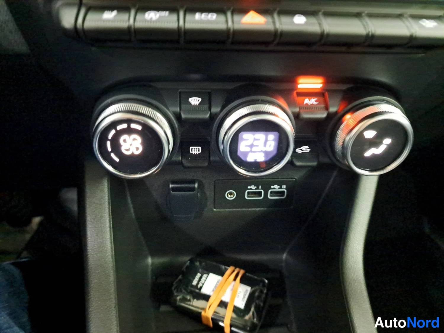 Oranssi Renault Clio 2025, kuva 24