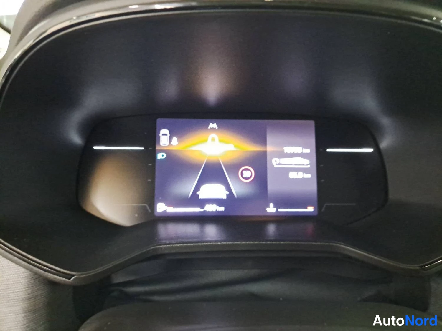 Oranssi Renault Clio 2025, kuva 25
