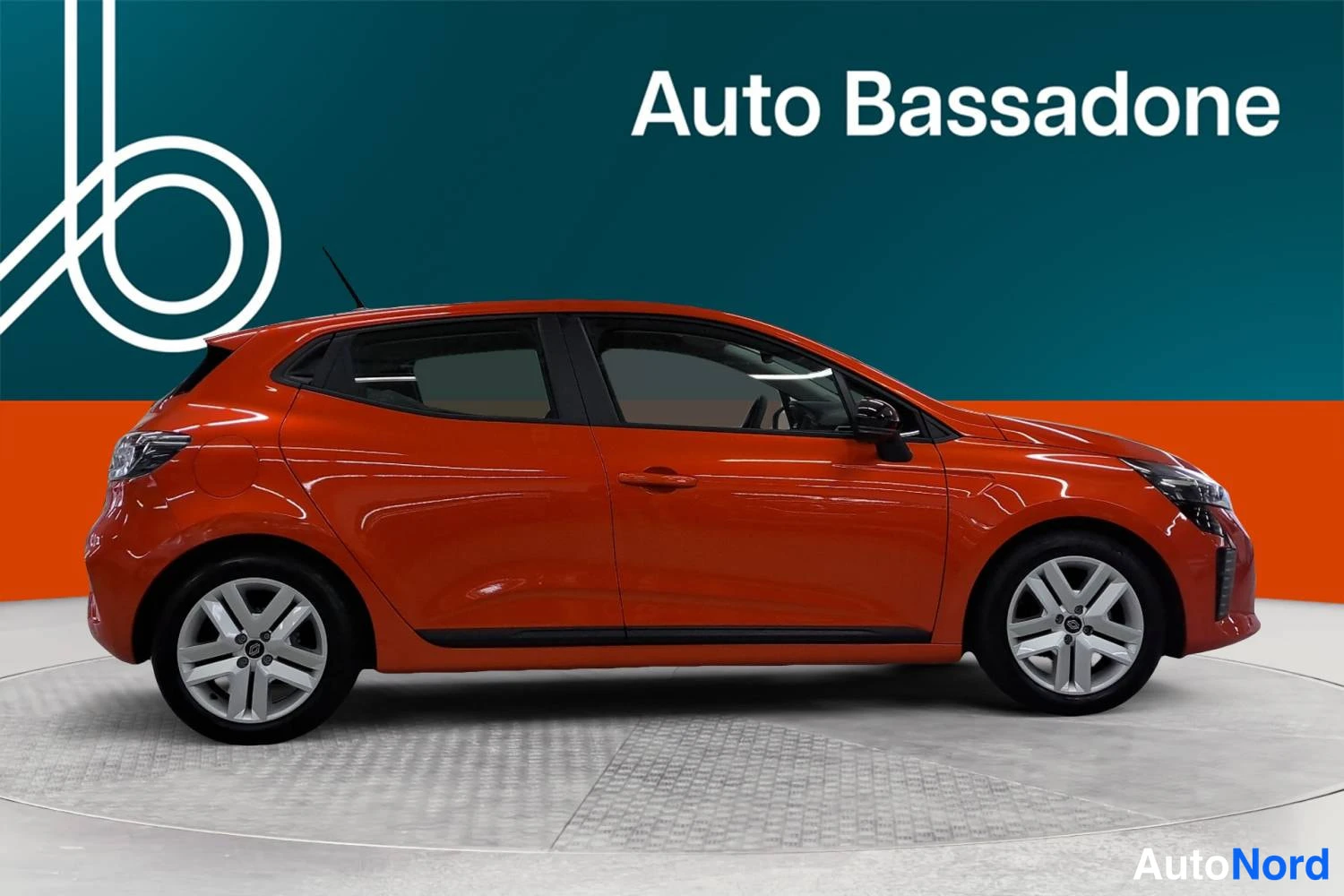 Oranssi Renault Clio 2025, sivulta, kuva 5