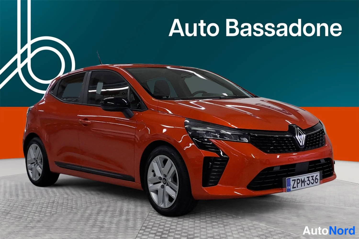 Oranssi Renault Clio 2025, etuviisto, keula oikealle, kuva 2