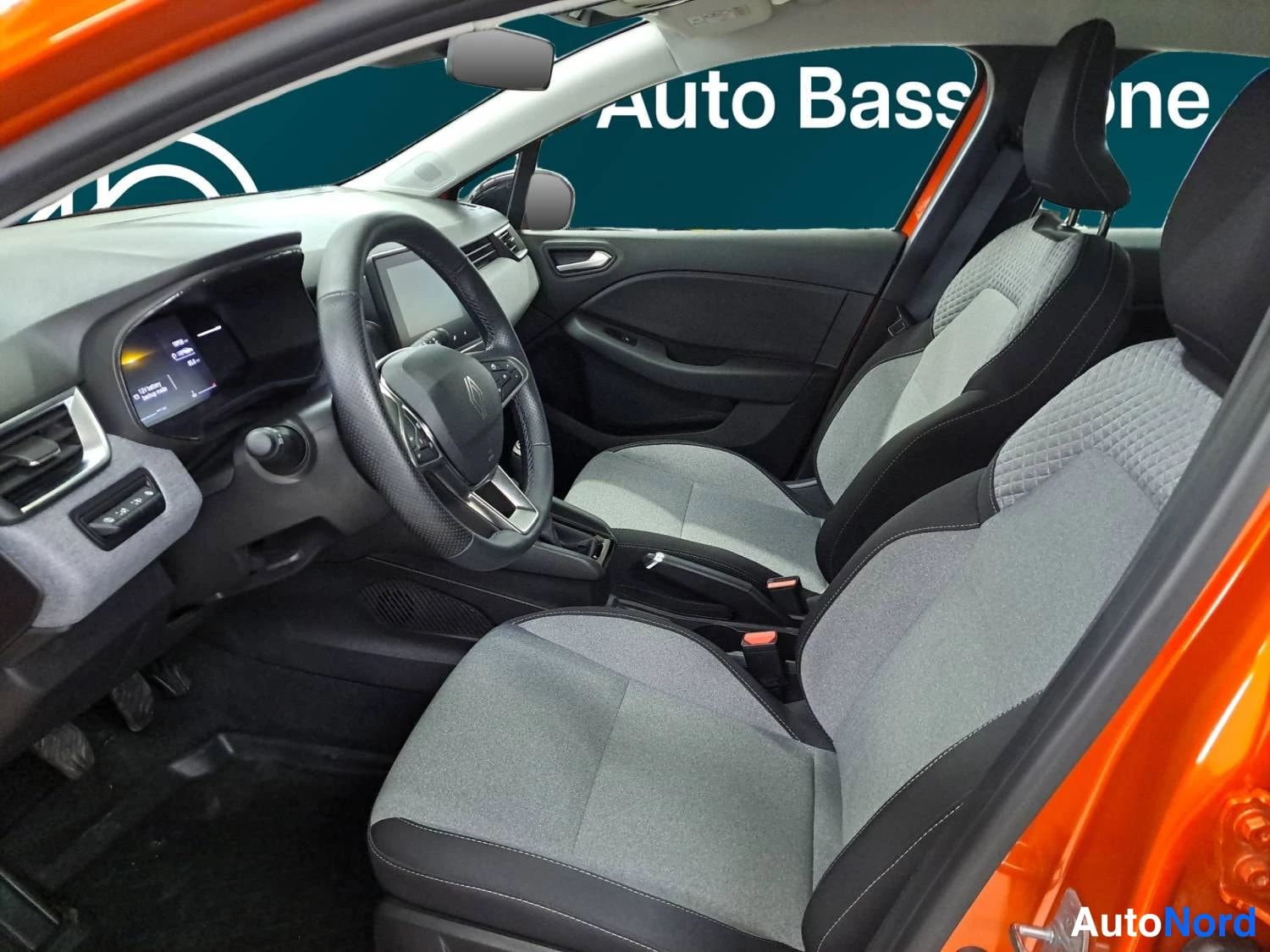 Oranssi Renault Clio 2025, kuva 20