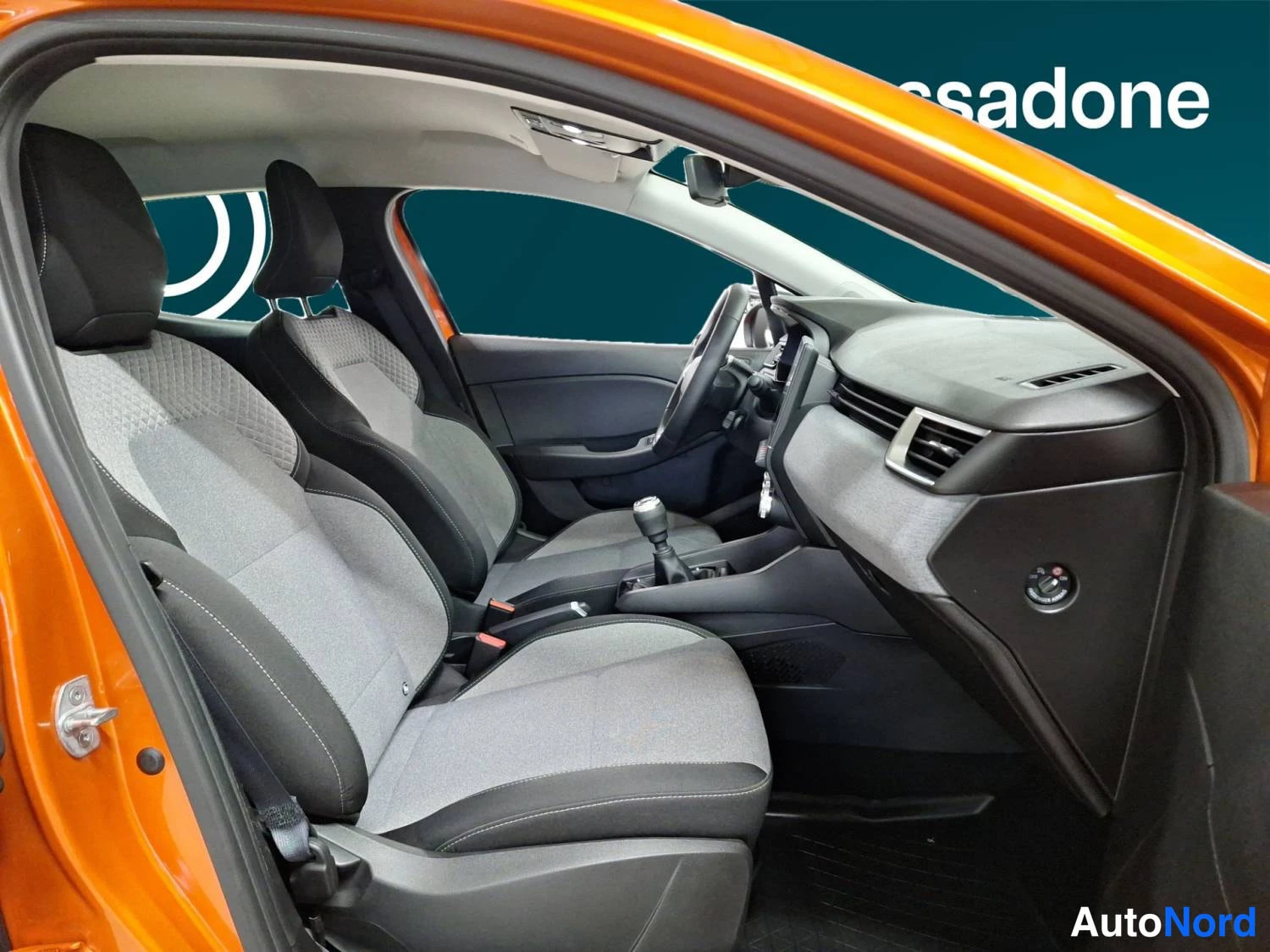 Oranssi Renault Clio 2025, kuva 12