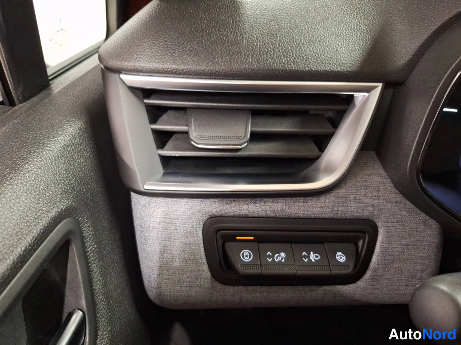 Oranssi Renault Clio 2025, kuva 15