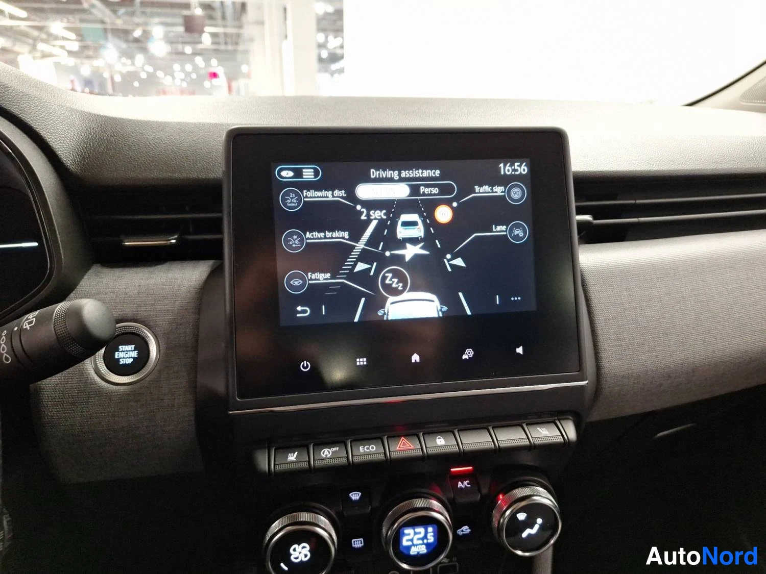 Oranssi Renault Clio 2025, kuva 18
