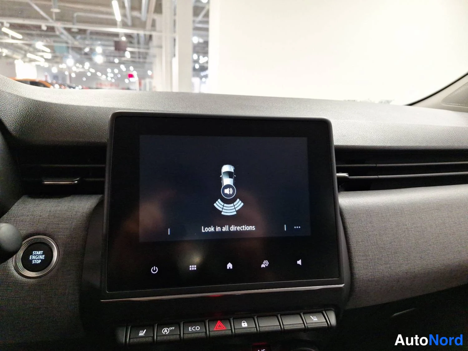 Oranssi Renault Clio 2025, kuva 20