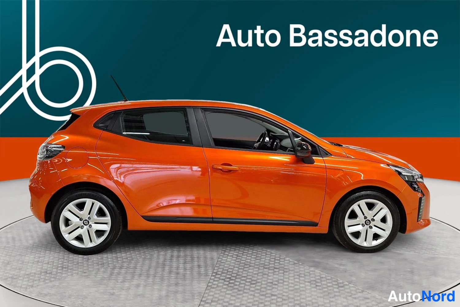 Oranssi Renault Clio 2025, etuviisto, keula oikealle, kuva 2